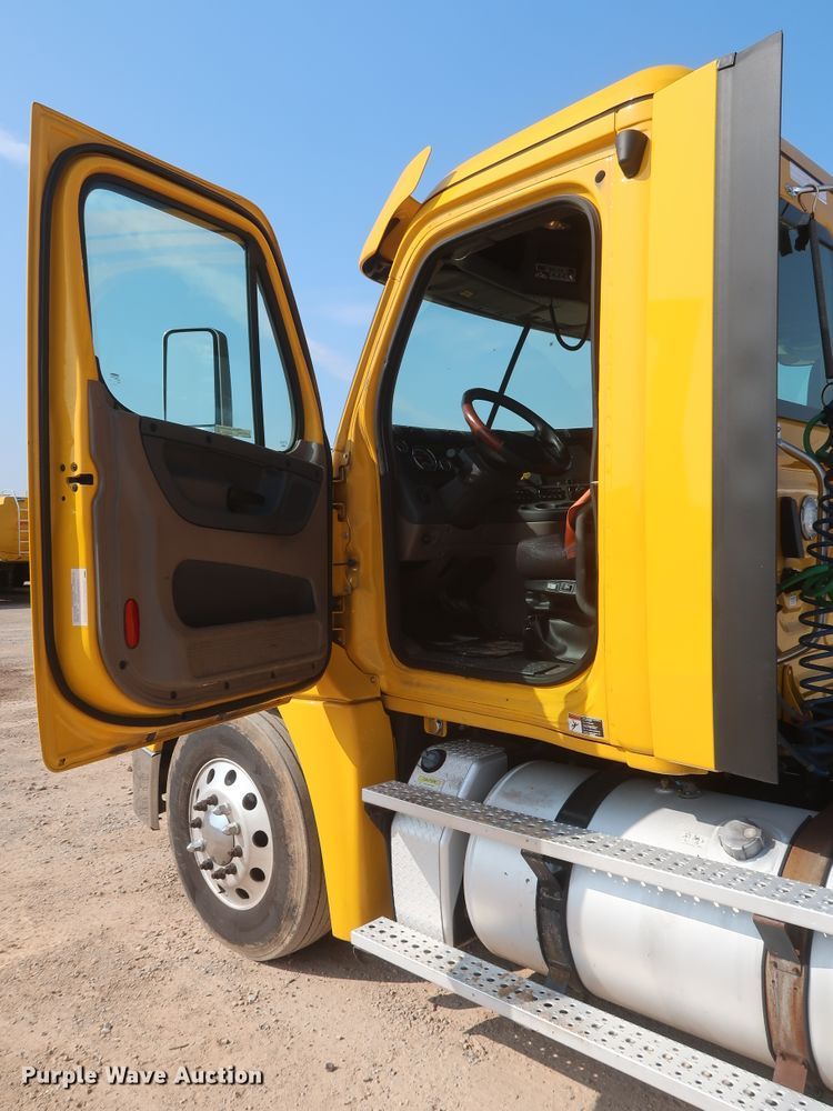 image for item HJ9359 2018 Freightliner Cascadia 125  semi truck