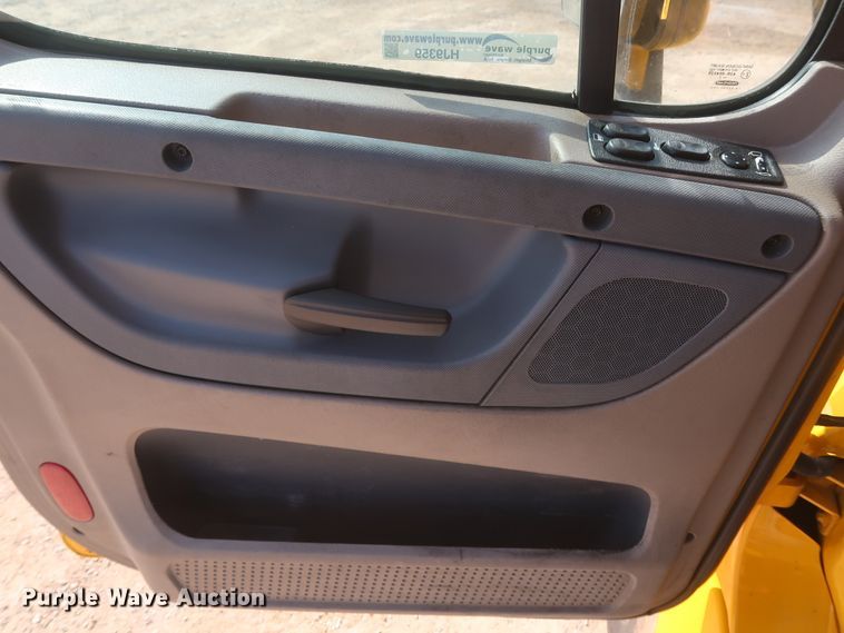 image for item HJ9359 2018 Freightliner Cascadia 125  semi truck