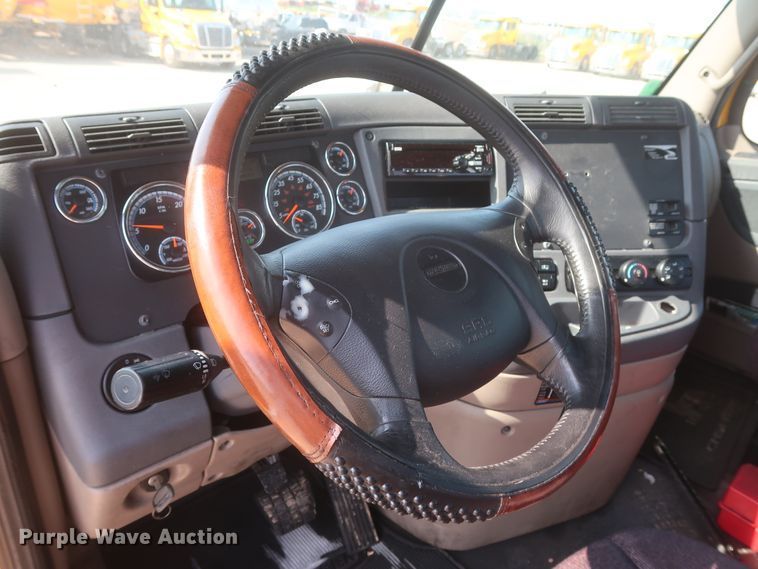 image for item HJ9359 2018 Freightliner Cascadia 125  semi truck