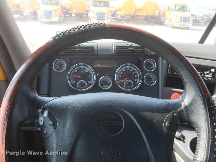 image for item HJ9359 2018 Freightliner Cascadia 125  semi truck