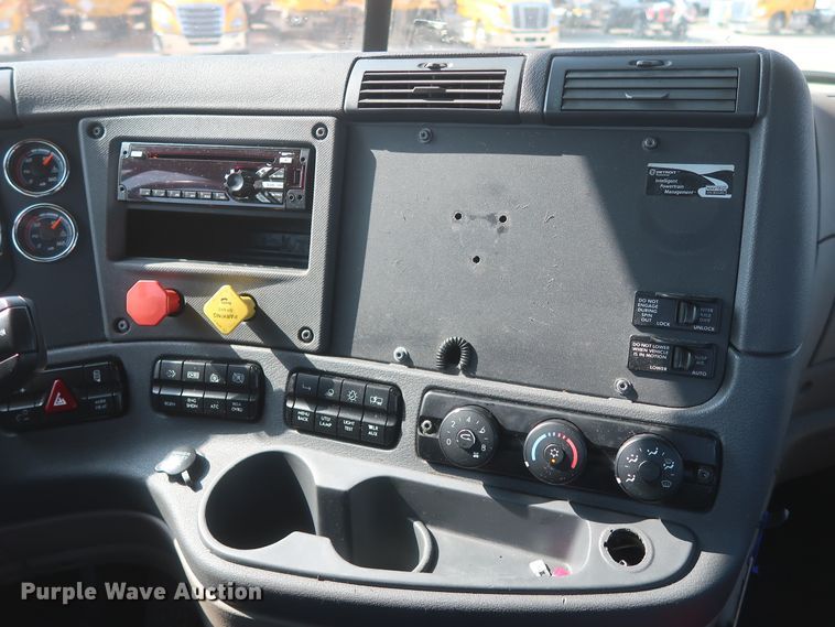 image for item HJ9359 2018 Freightliner Cascadia 125  semi truck