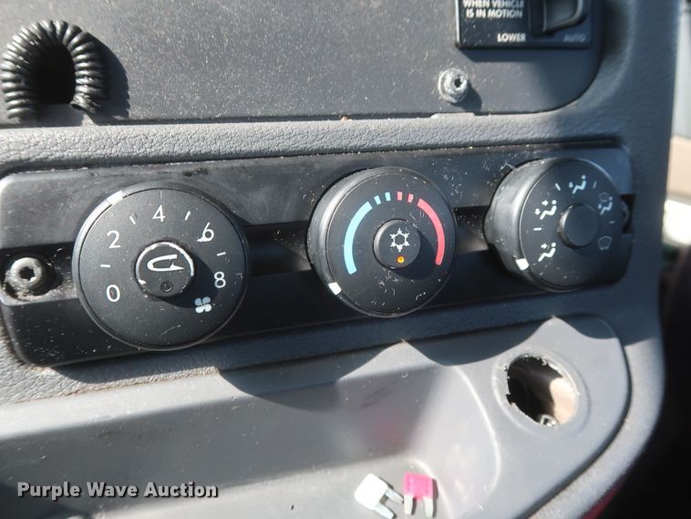 image for item HJ9359 2018 Freightliner Cascadia 125  semi truck