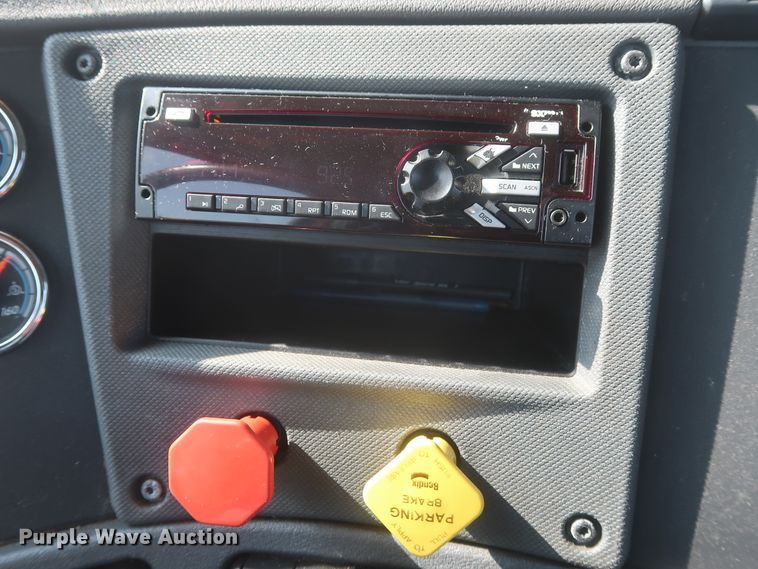 image for item HJ9359 2018 Freightliner Cascadia 125  semi truck