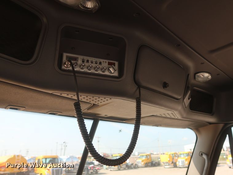 image for item HJ9359 2018 Freightliner Cascadia 125  semi truck