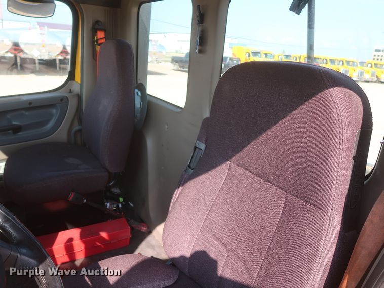 image for item HJ9359 2018 Freightliner Cascadia 125  semi truck