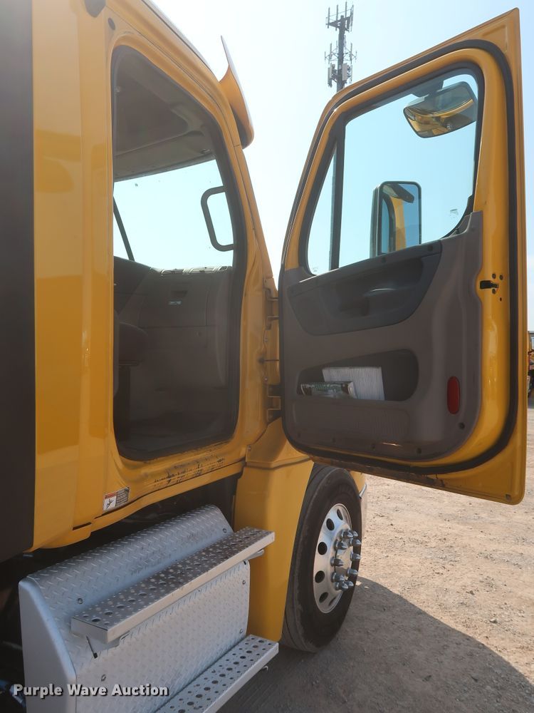 image for item HJ9359 2018 Freightliner Cascadia 125  semi truck