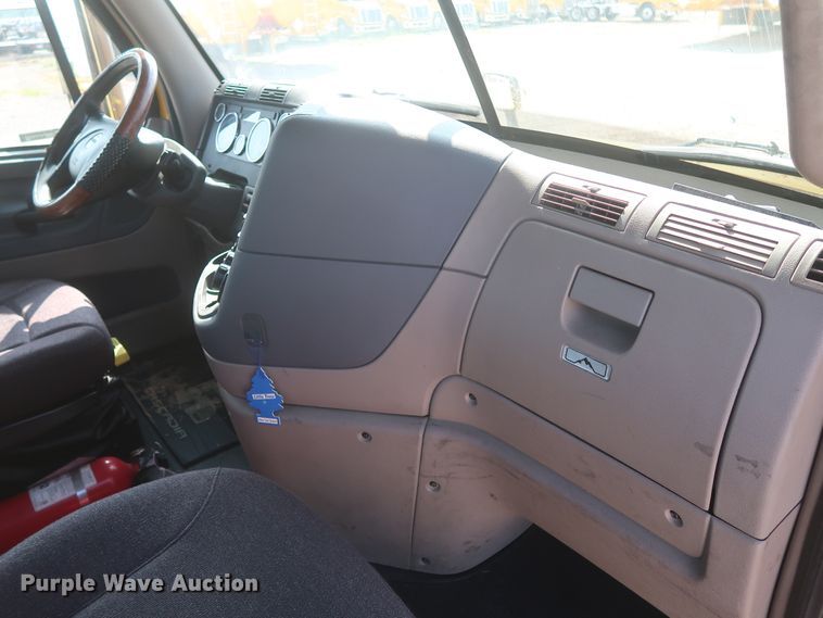 image for item HJ9359 2018 Freightliner Cascadia 125  semi truck