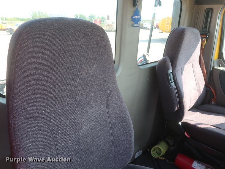 image for item HJ9359 2018 Freightliner Cascadia 125  semi truck