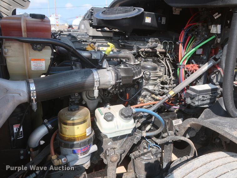 image for item HJ9359 2018 Freightliner Cascadia 125  semi truck