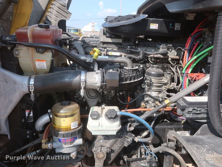 image for item HJ9359 2018 Freightliner Cascadia 125  semi truck