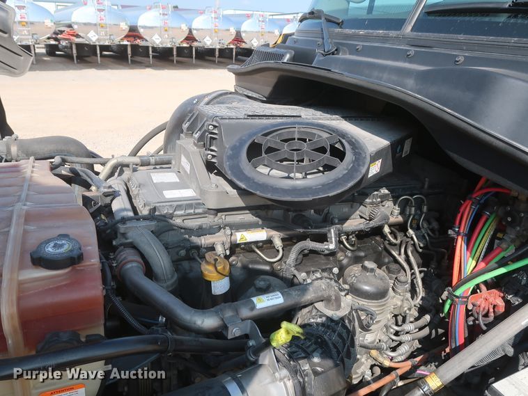 image for item HJ9359 2018 Freightliner Cascadia 125  semi truck