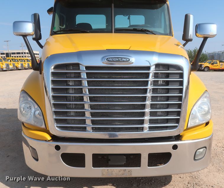 image for item HJ9359 2018 Freightliner Cascadia 125  semi truck