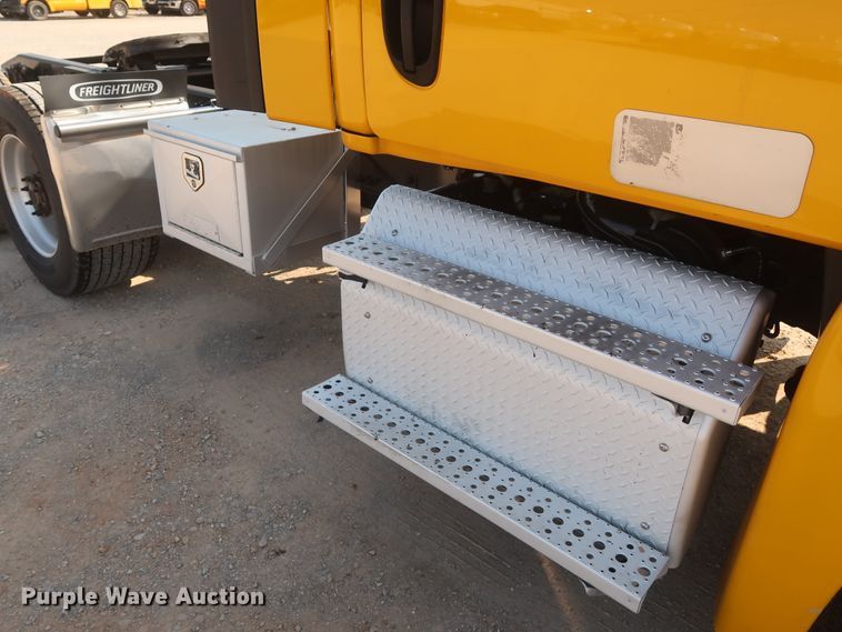 image for item HJ9359 2018 Freightliner Cascadia 125  semi truck