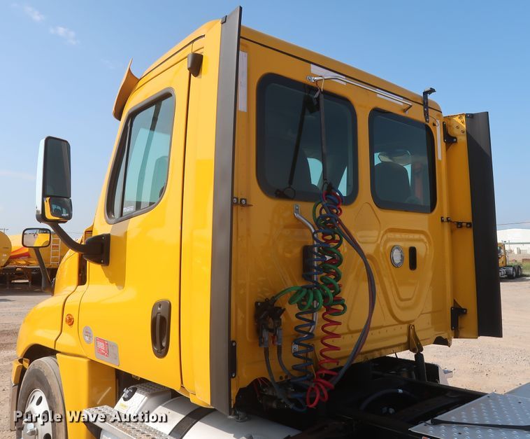 image for item HJ9359 2018 Freightliner Cascadia 125  semi truck