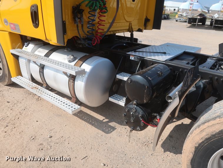 image for item HJ9359 2018 Freightliner Cascadia 125  semi truck