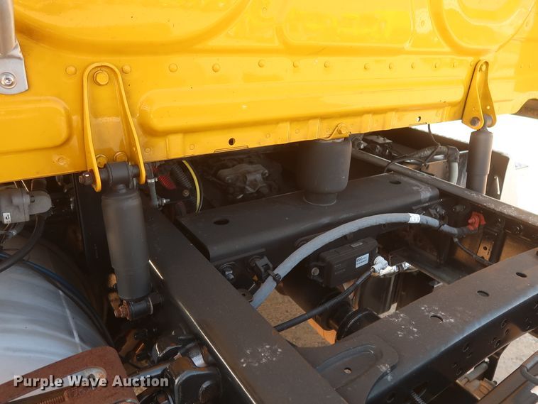 image for item HJ9359 2018 Freightliner Cascadia 125  semi truck