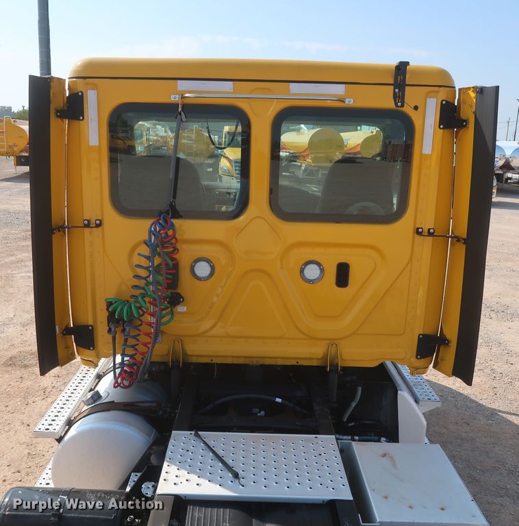 image for item HJ9359 2018 Freightliner Cascadia 125  semi truck