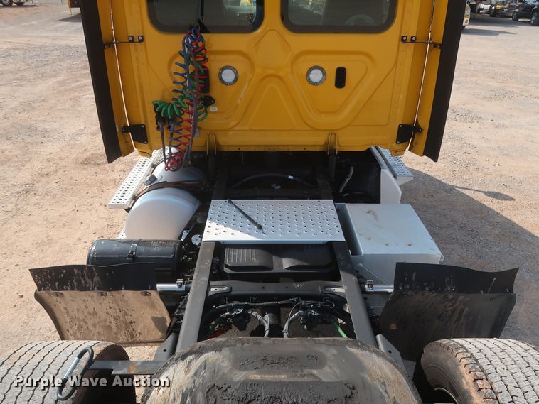 image for item HJ9359 2018 Freightliner Cascadia 125  semi truck