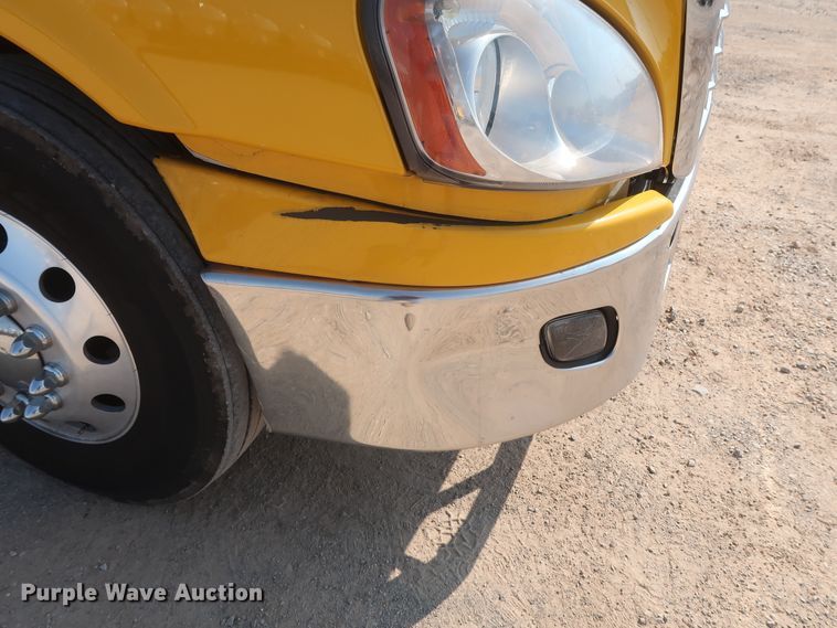 image for item HJ9359 2018 Freightliner Cascadia 125  semi truck