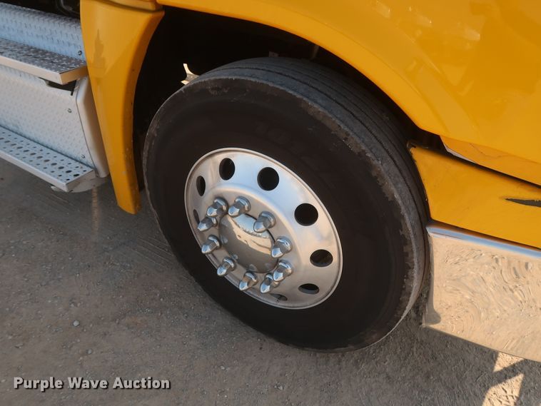 image for item HJ9359 2018 Freightliner Cascadia 125  semi truck