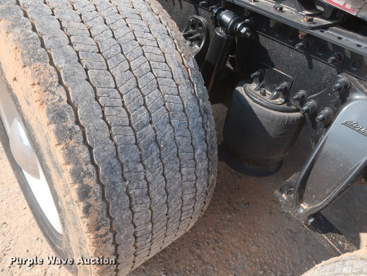 image for item HJ9359 2018 Freightliner Cascadia 125  semi truck