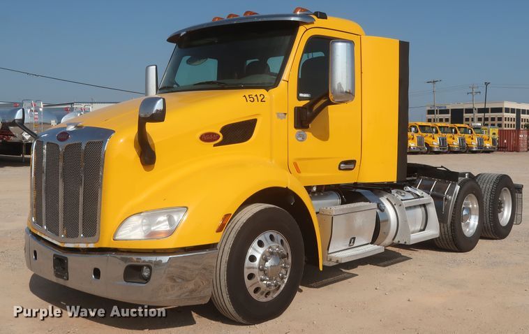 image for item HJ9360 2015 Peterbilt 579  semi truck