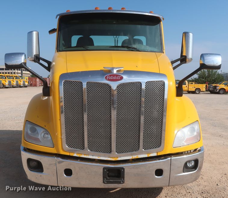 image for item HJ9360 2015 Peterbilt 579  semi truck