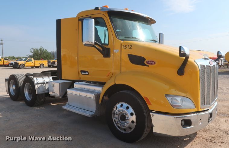 image for item HJ9360 2015 Peterbilt 579  semi truck