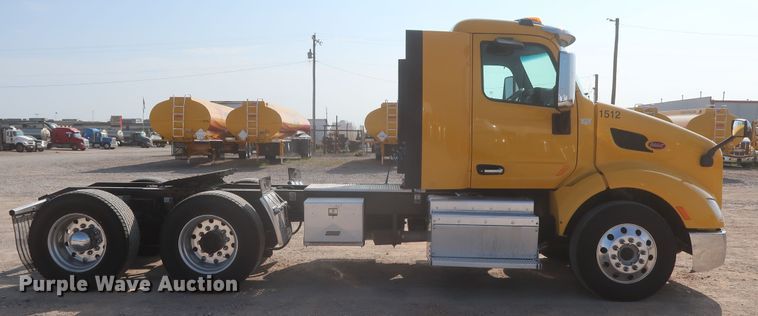 image for item HJ9360 2015 Peterbilt 579  semi truck