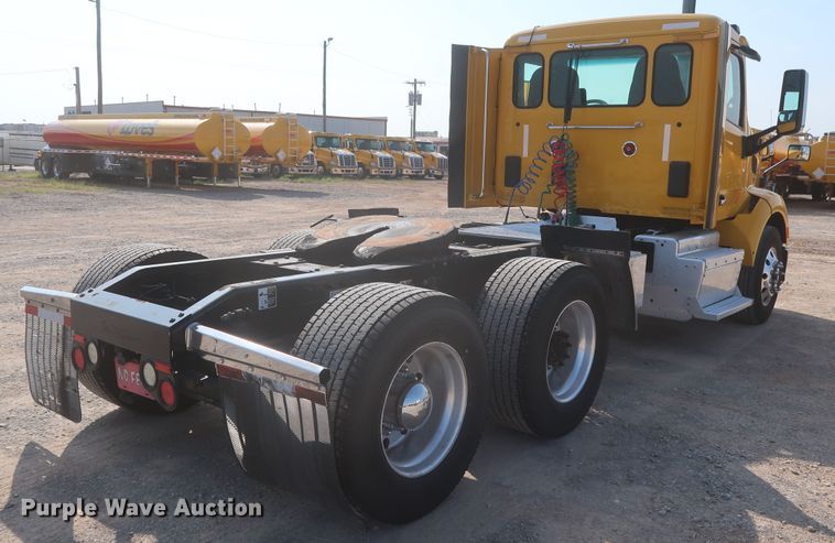 image for item HJ9360 2015 Peterbilt 579  semi truck