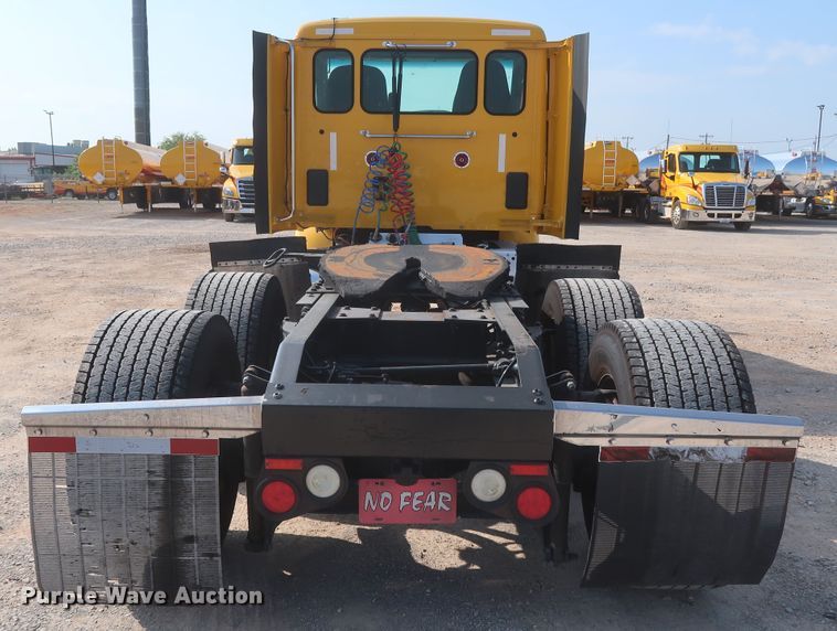 image for item HJ9360 2015 Peterbilt 579  semi truck