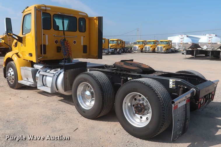 image for item HJ9360 2015 Peterbilt 579  semi truck