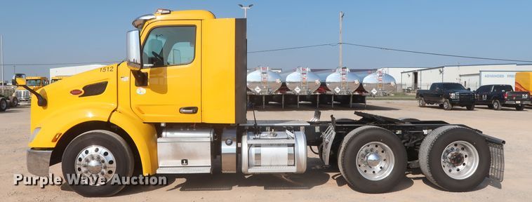 image for item HJ9360 2015 Peterbilt 579  semi truck