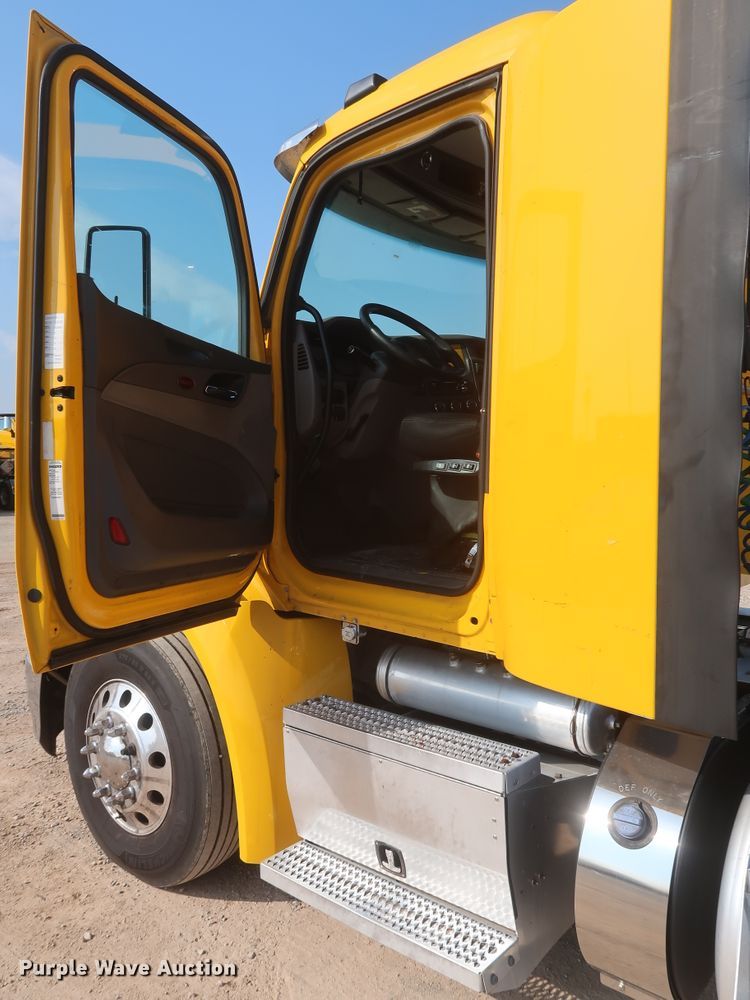 image for item HJ9360 2015 Peterbilt 579  semi truck