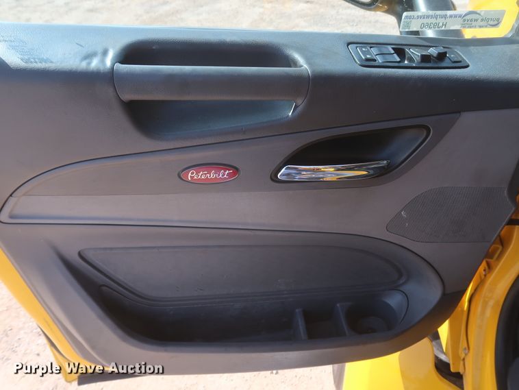image for item HJ9360 2015 Peterbilt 579  semi truck
