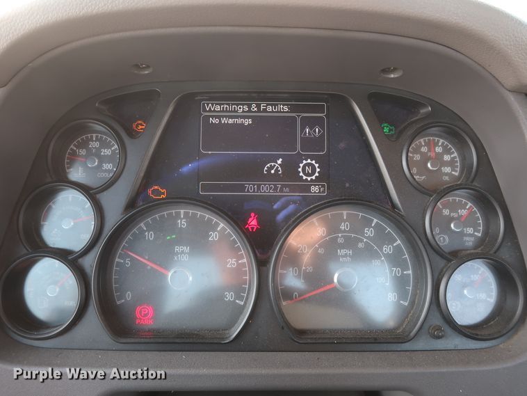 image for item HJ9360 2015 Peterbilt 579  semi truck