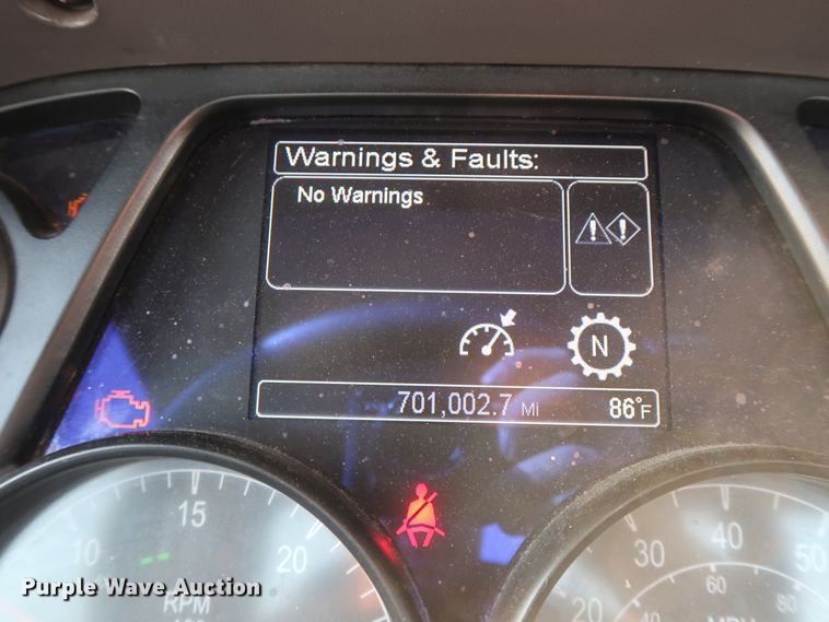 image for item HJ9360 2015 Peterbilt 579  semi truck