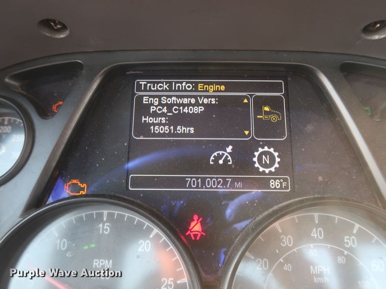 image for item HJ9360 2015 Peterbilt 579  semi truck