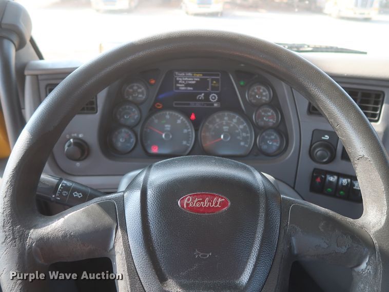 image for item HJ9360 2015 Peterbilt 579  semi truck