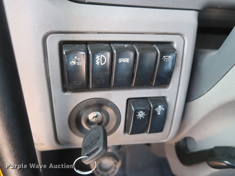 image for item HJ9360 2015 Peterbilt 579  semi truck