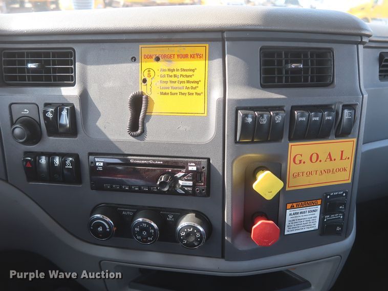 image for item HJ9360 2015 Peterbilt 579  semi truck