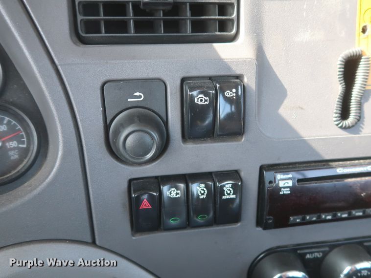 image for item HJ9360 2015 Peterbilt 579  semi truck