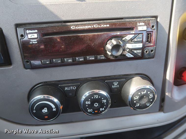 image for item HJ9360 2015 Peterbilt 579  semi truck