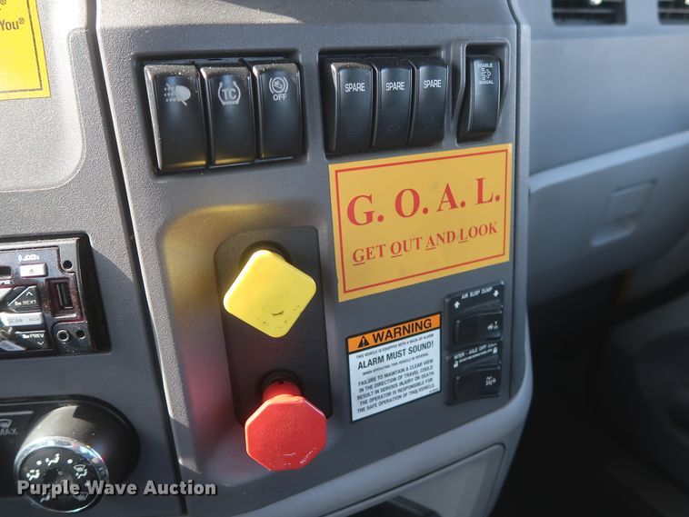 image for item HJ9360 2015 Peterbilt 579  semi truck