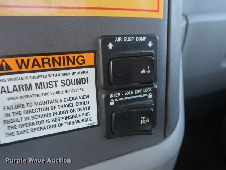 image for item HJ9360 2015 Peterbilt 579  semi truck