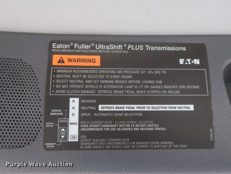 image for item HJ9360 2015 Peterbilt 579  semi truck