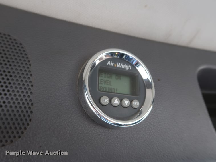 image for item HJ9360 2015 Peterbilt 579  semi truck