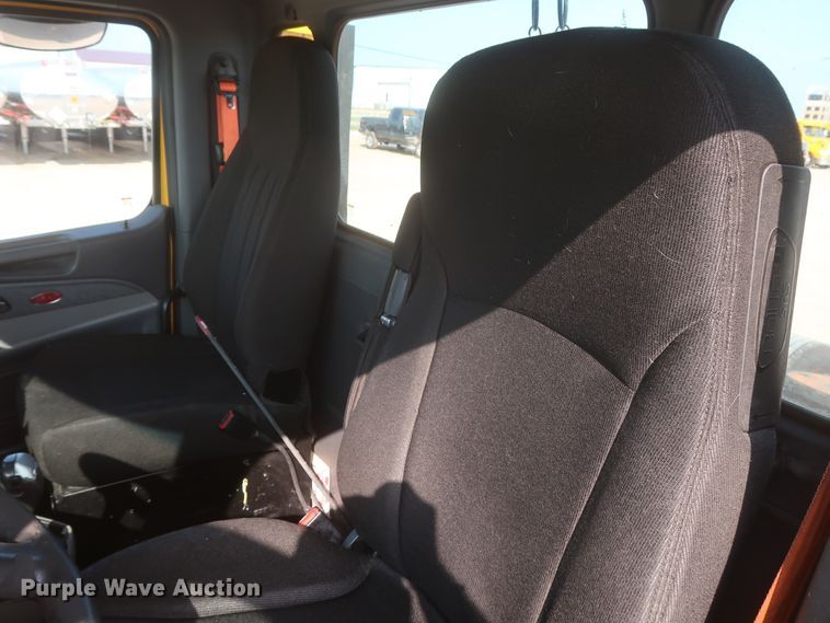 image for item HJ9360 2015 Peterbilt 579  semi truck