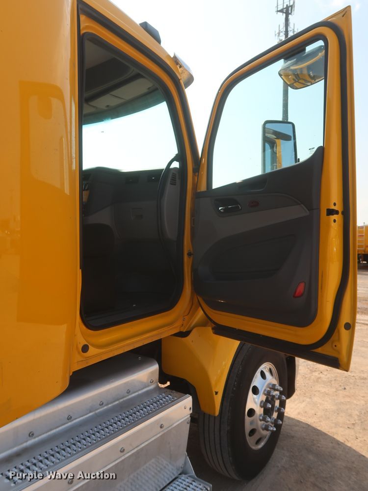 image for item HJ9360 2015 Peterbilt 579  semi truck