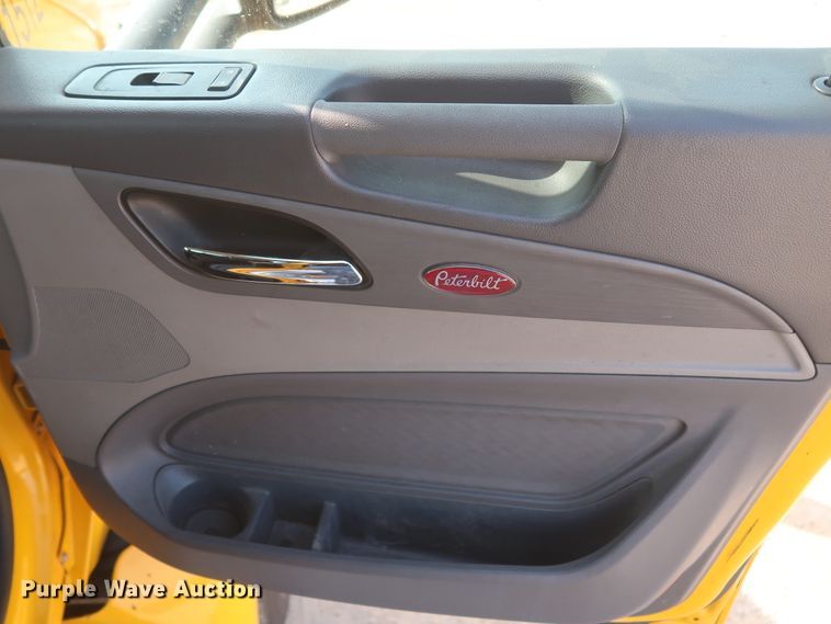 image for item HJ9360 2015 Peterbilt 579  semi truck